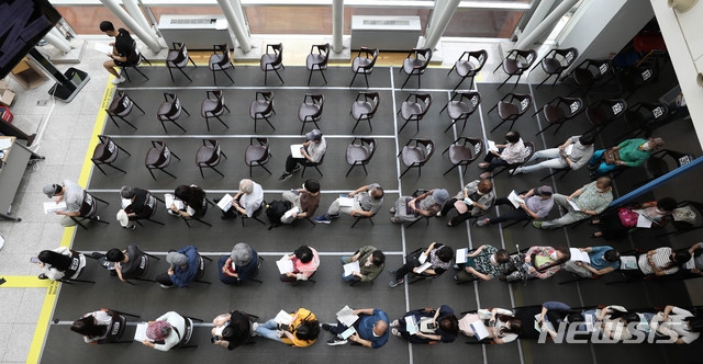 25일 오전 서울 성북구청 예방접종센터에서 시민들이 접종 후 이상반응 모니터링을 위해 대기하고 있다.