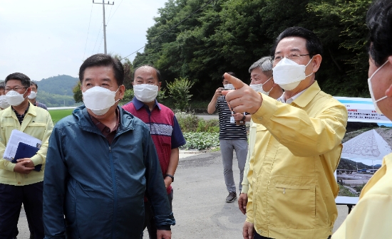 김영록 전라남도지사가 26일 구충권 화순군수와 지난해 수해 피해가 발생한 화순 동복천 복구현장을 방문, 재해복구사업 추진상황 및 우기대비 조치사항 등을 점검하고 있다./사진=전라남도