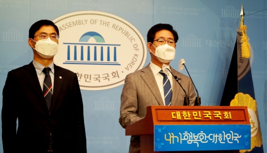 양승조 충남도지사는 27일 국회 소통관에서 가진 제6차 정책공약발표회에서 "윤석열 정치검찰총장과 최재형 정치감사원장을 이제 더 이상 공직농단·정치투기 행위를 용납할 수 없다"고 주장하고 있다./사진=양승조 비서실