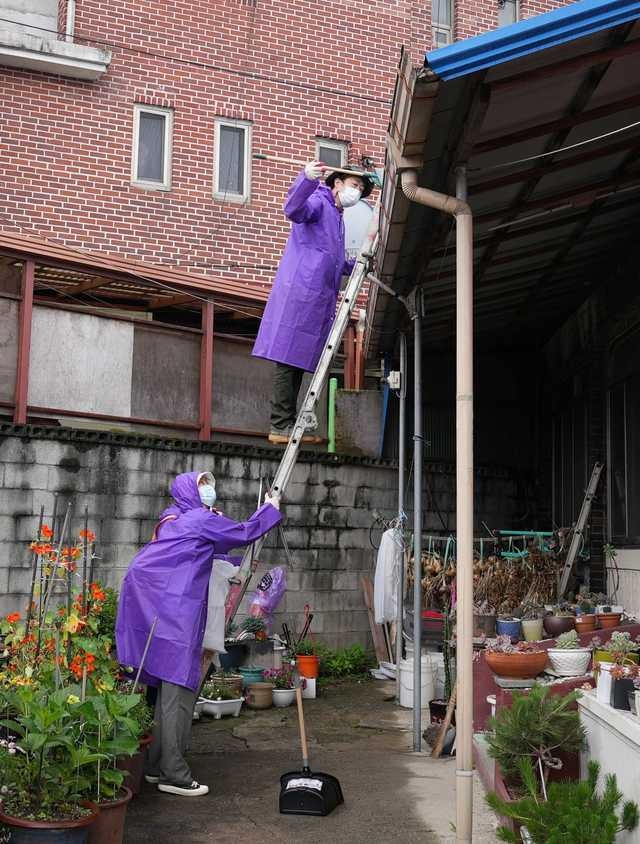 쿠팡 임직원 경기 이천시 마장면 지역 환경 정화 모습 (사진=쿠팡 제공)