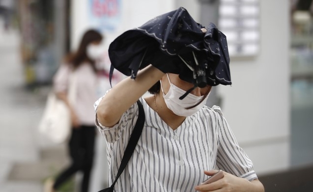 지난 23일 서울 종로구 광화문네거리 인근에서 갑자기 내린 소나기에 시민이 발걸음을 재촉하고 있다.