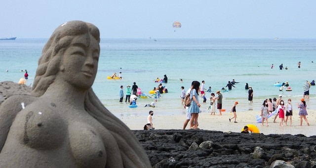 제법 더운 날씨를 보인 지난 25일 오후 제주시 한림읍 협재해수욕장을 찾은 관광객들이 물놀이를 즐기고 있다. 협재·곽지·금릉 등 제주지역 12개 지정 해수욕장은 7월1일부터 8월 말까지 일제히 개장한다.