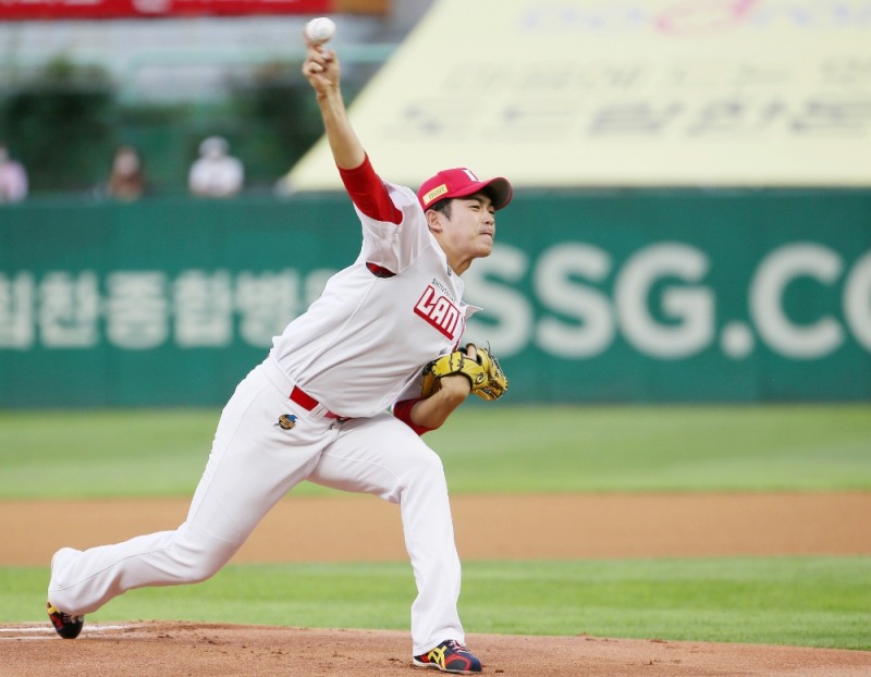 불펜에서 선발로 4년만에 보직을 변경한 이태양은 선발이 붕괴된 SSG의 최후의 보루가 마찬가지다.