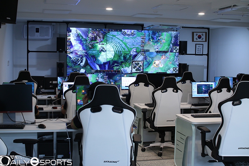 서울 은평구에 위치한 은평메디텍고등학교 e스포츠학과 실습실.