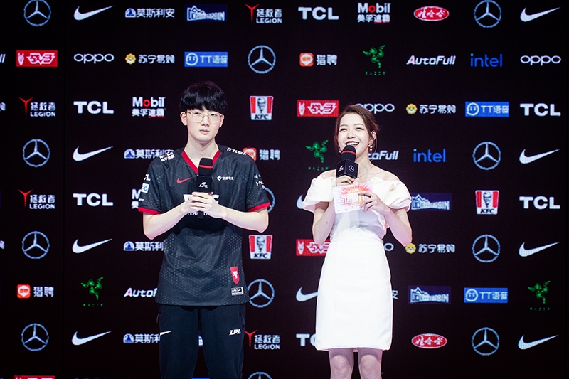 '아이리스'와 인터뷰 중인 박도현(Photo=LPL 官方)