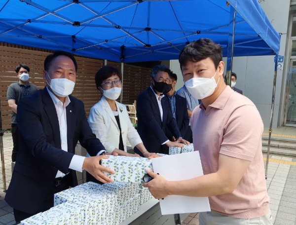 NH농협캐피탈 박태선 대표이사(사진 왼쪽) / 사진 제공 = nh농협캐피탈