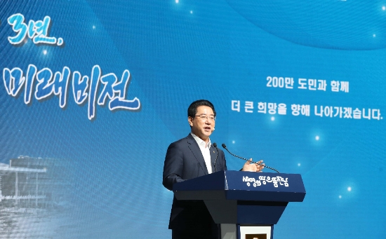 김영록 전남지사가 28일 오전 도청 왕인실에서 민선7기 3년 기자간담회를 갖고 기자단과 질의·응답을 하고 있다./사진=전라남도