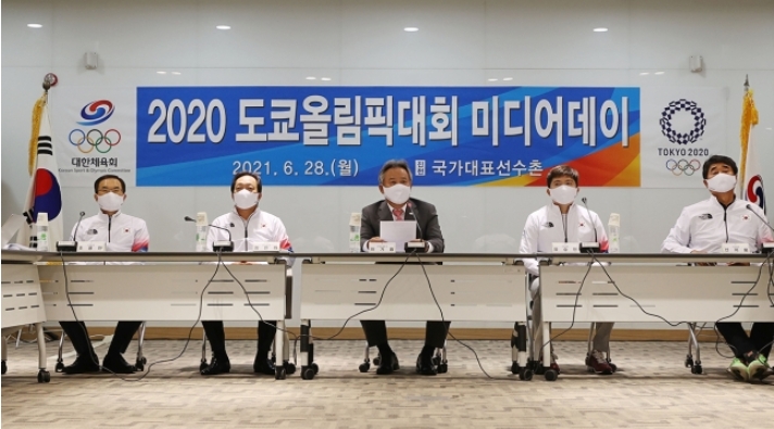 도쿄올림픽 미디어데이가 28일 진천국가대표선수촌에서 열렸다.왼쪽부터 조용만 대한체육회 사무총장, 장인화 도쿄옮림픽 선수단장, 이깅흥 대한체육회장, 유승민 IOC위원, 신치용 선수촌장.