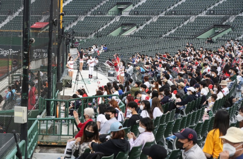 프로야구 관람인원이 정부의 사회적 거리두기 개편에 따라 7월 1일부터 수도권은 정원의 최대 50%, 비수도권은 최대 70%로 확대된다.