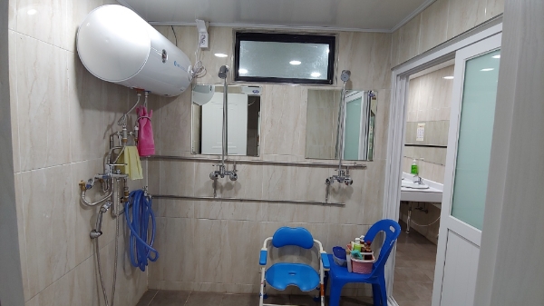 롯데케미칼 샤롯데봉사단, ‘가정 내 목욕 불편 어르신 위해 샤워 공간 마련’