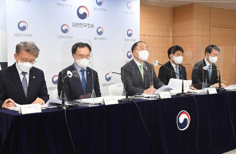 홍남기 경제부총리 겸 기획재정부 장관이 28일 서울 종로구 정부서울청사에서 2021년도 하반기 경제정책방향 관계부처 합동브리핑을 하고 있다. 왼쪽부터 권칠승 중소벤처기업부 장관, 문승욱 산업통상자원부 장관, 안경덕 고용노동부 장관, 은성수 금융위원장 (사진=기획재정부 제공)