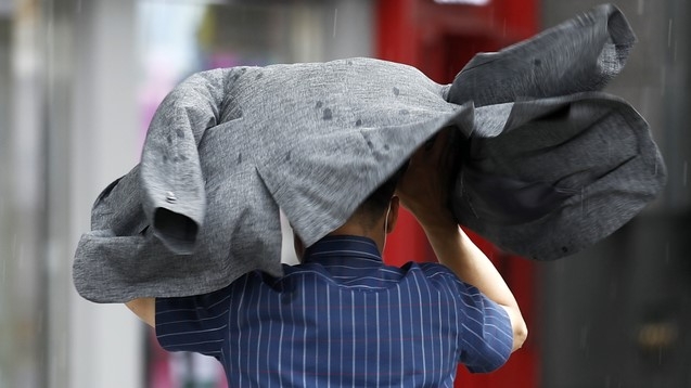 지난 23일 서울 종로구 광화문네거리 인근에서 갑자기 내린 소나기에 시민이 발걸음을 재촉하고 있다.