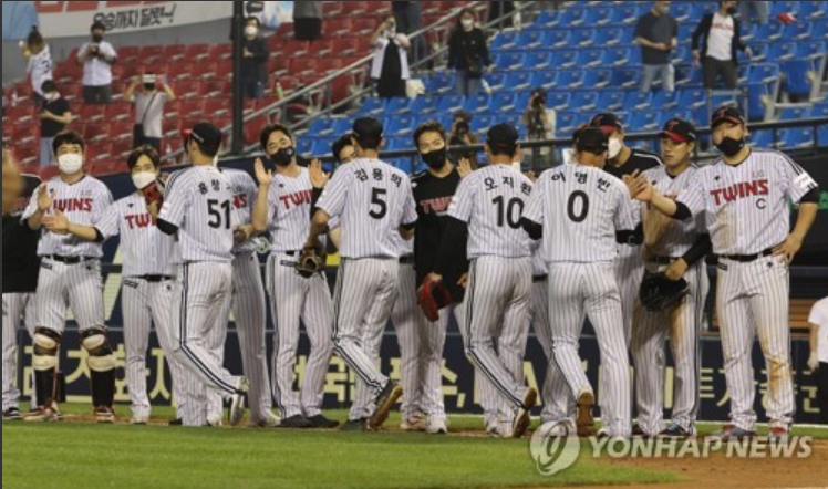 지난 6월 11일 두산을 3-1로 누른 LG선수들이 기쁨을 나누고 있다.