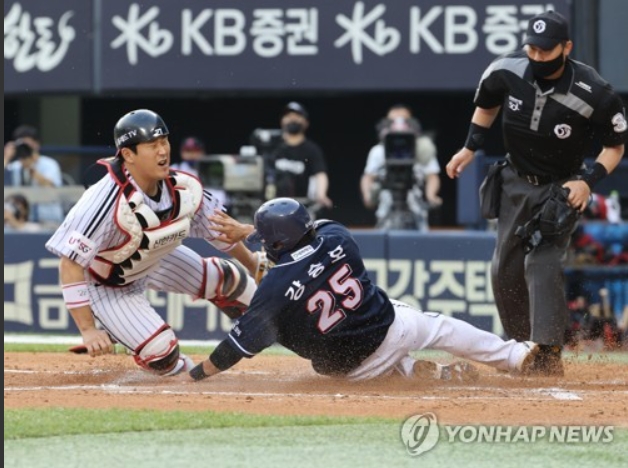 두산은 새천년부터 지난해까지 21시즌 동안 단 세차례만 LG에 승률에서 뒤졌을 뿐 18시즌을 모두 앞서는 압도적 우세를 보였으나 올해는 반대가 될 가능성이 높아졌다. 사진은 지난 11일 두산-LG전 경기 모습