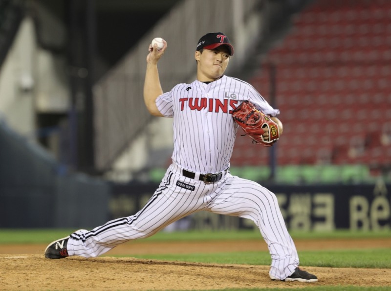 LG의 고우석은 30게임에서 19세이브를 올리며 LG 승리의 수호신 역할을 하고 있다. 세이브부문에서는 오승환(삼성)에 이어 2위이지만 평균자책점은 1.65로 10개구단 마무리투수 가운데 단연 1위다.