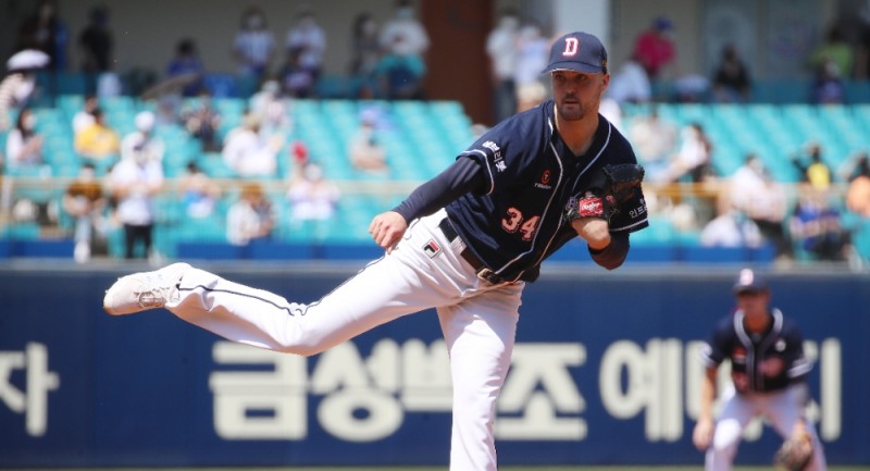 두산은 에이스 워커 로켓이 지난 26일 롯데전에서 팔꿈치 통증으로 자진강판한 뒤 부상자 명단에 올랐고 최강 불펜 박치국, 마무리 김강률이 부상으로 빠지면서 앞으로 올림픽 브레이크까지 험난한 일정을 소화해야 하게됐다.