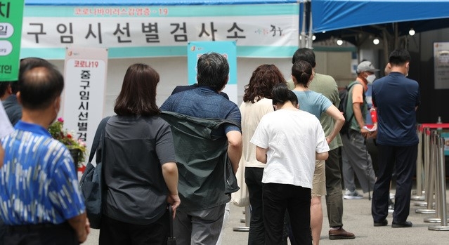 코로나19 신규 확진자가 501명으로 집계된 28일 오후 서울 중구 서울역 광장에 마련된 임시선별검사소에서 시민들이 검사를 받기 위해 대기하고 있다.
