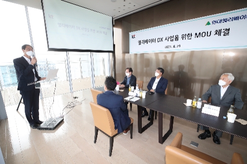 서울 종로구 KT East 사옥 25층에서 진행된 ‘KT-현대엘리베이터와 엘리베이터 DX MOU’ 행사 현장에서 KT 경영기획부문장 박종욱 사장이 기념사를 하고 있는 모습 / 사진 제공 = KT