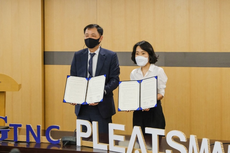 사진=28일(월) 서울 마포구 효성티앤씨 사무실에서 플리츠마마가 효성티앤씨와 지분 투자 계약을 체결하고 협약식을 진행했다. (좌)효성티앤씨 김용섭 대표 (우)플리츠마마 왕종미 대표 (사진제공=플리츠마마)