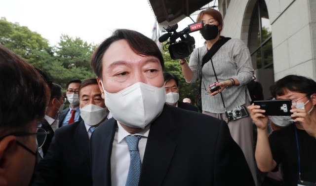 윤석열 전 검찰총장이 29일 오후 서울 서초구 매헌 윤봉길 의사 기념관에서 대선출마선언을 하기 위해 입장하고 있다.