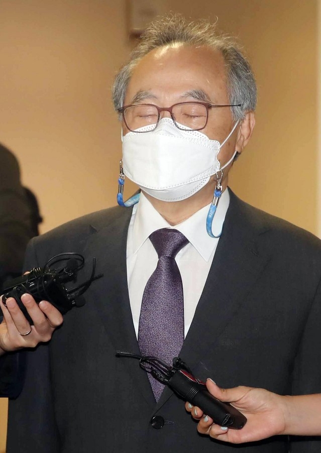 직원 강제추행 등의 혐의로 기소된 오거돈 전 부산시장이 29일 오전 1심 선고 공판에 출석하기 위해 부산지법 법정에 들어가며 취재진의 질문에 답하고 있다.