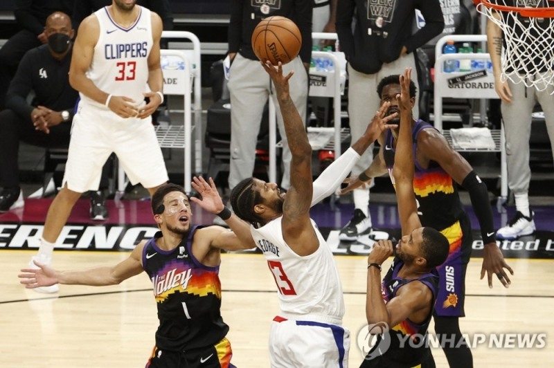 슛 시도하는 폴 조지. [AFP=연합뉴스