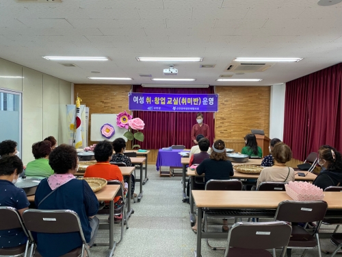 여성 생활취미반교실 교육 장면/사진=신안군