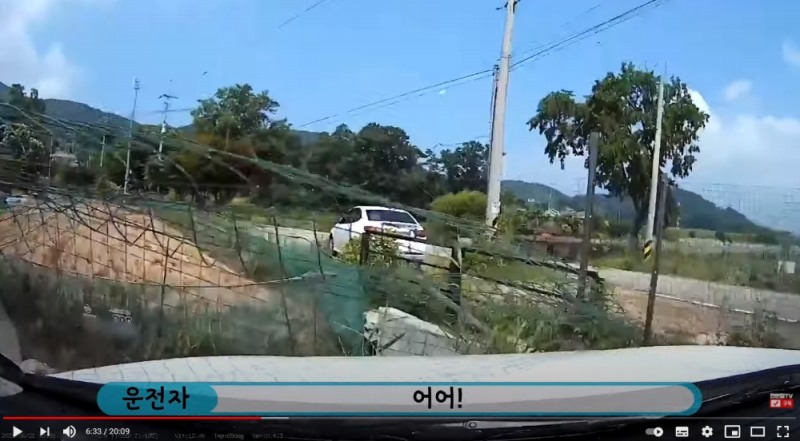티볼리가 갑자기 굉음을 내며 밭과 넓은 시멘트 도랑을 넘어 저수지로 돌진하는 모습. 운전자는 브레이크도 안듣는다고 외쳤다. / 사진 캡처 = 한문철TV