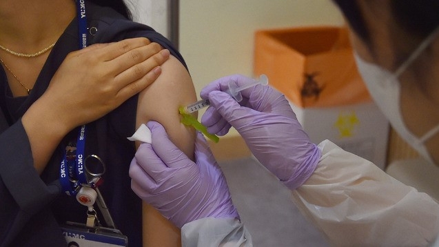 지난 23일 대구 남구 영남대학교병원에서 30세 미만 의료진이 코로나19 모더나 백신 접종을 받고 있다.