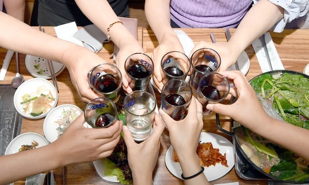 광주가 전국 17개 시·도 중 처음으로 사적모임 기준을 8명으로 확대한 가운데 18일 오후 광주 북구 용봉동 한 식당에서 북구청 한 부서의 직원 8명이 코로나19 이후 1년6개월여만에 함께 모여 점심식사를 하고 있다. 북구는 지역경제 활성화를 위해 점심시간 인근 식당을 이용할 예정이다.