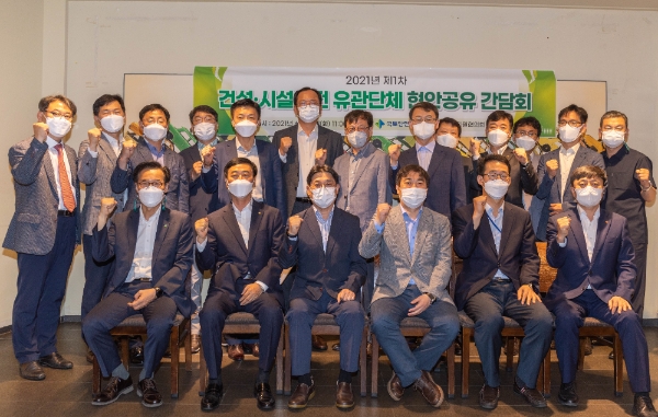 간담회 후 박영수 원장(첫번째 줄, 오른쪽에서 세 번째)이 기념촬영을 하고 있다. / 사진 제공 = 국토안전관리원