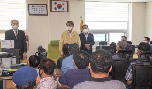 여순사건 구례군유족회 임원회의에 참석한 김순호 구례군수가 그동안 통한의 세월을 보낸 유족들에게 격려와 환영의 인사를 하고 있다/사진=구례군