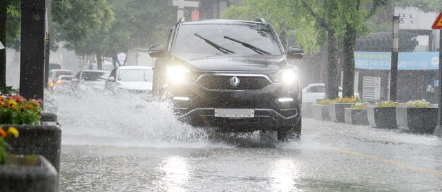 29일 전주한옥마을 앞 도로가 한차례 소나기로 침수돼 차량들이 불편을 겪고 있다.