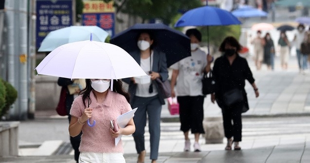 비가 내린 29일 오후 서울 서초구 서울중앙지방법원 인근에서 시민들이 우산을 쓰고 걸어가고 있다.