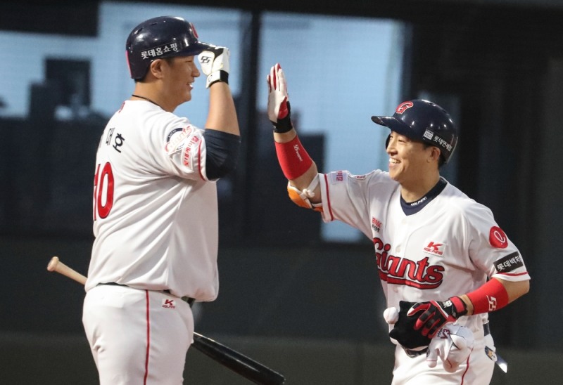 지난 18일 삼성전에서 3점 홈런을 날린 손아섭이 홈에서 이대호의 축하를 받고 있다.