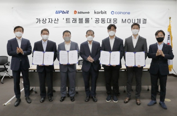 (왼쪽부터) 이종구 한국블록체인협회 자율규제위원장, 이석우 두나무 대표, 허백영 빗썸코리아 대표, 오갑수 한국블록체인협회장, 오세진 코빗 대표, 차명훈 코인원 대표, 전중훤 한국블록체인협회 글로벌협력위원장. 사진=빗썸코리아