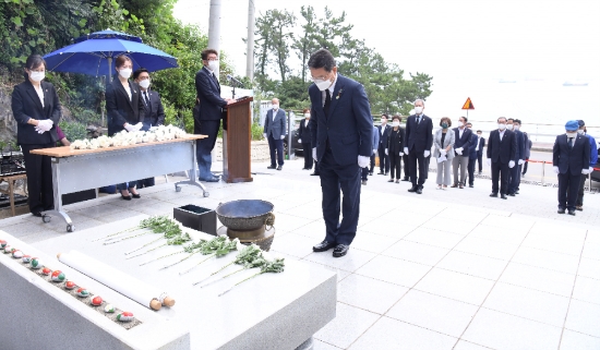 권오봉 여수시장이 특별법 통과 다음 날인 30일 오전 여순사건 희생자 위령비를 찾아 분향하고 있다./사진=여수시