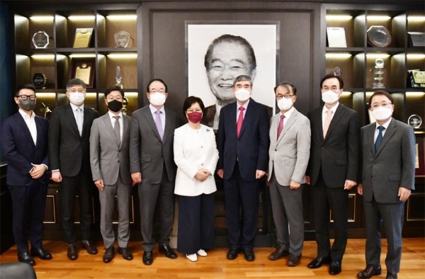 임성기재단 주요 임원 및 관계자들 / 사진 제공 = 한미약품