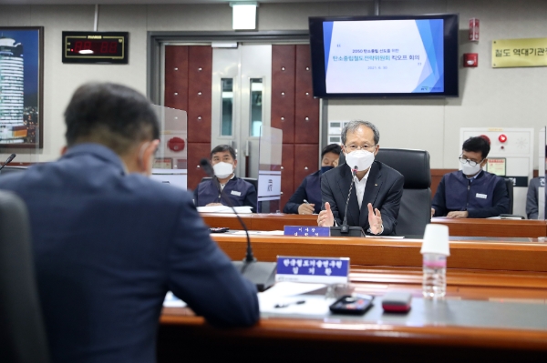 국가철도공단 김한영 이사장(왼쪽 6번째)과 한국철도기술연구원 김기환 원장(왼쪽 7번째) / 사진 제공 = 국가철도공단