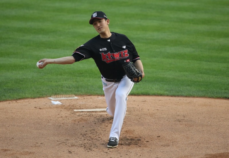 kt 고영표는 30일 잠실 LG전에서 올시즌 12번째 퀄리티스타트로 7승째를 올리는 역투로 팀 선두 견인의 일등공신이 되고 있다. .