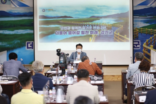 강진군은 30일 오전, 민선 7기 출범 3주년을 맞이해 ‘언론인과의 간담회’를 개최했다/사진=강진군