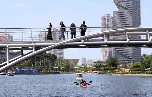 맑은 날씨를 보인 15일 오후 인천시 연수구 송도센트럴파크 해수로에서 시민들이 화창한 오후를 보내고 있다.