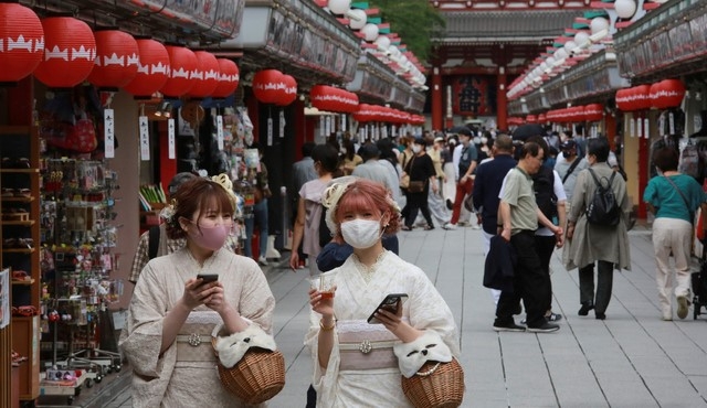 0일 일본 도쿄에서 코로나19 확산 방지를 위해 마스크를 쓴 여성들이 기모노를 입고 아사쿠사 지역을 걷고 있다.