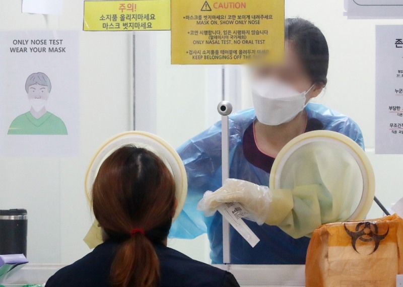 코로나19 델타 변이 바이러스 확산 우려가 계속된 지난달 29일 오전 인천국제공항 제2터미널 코로나19 검사센터에서 한 여행객이 검사를 받고 있다. (사진=뉴시스)