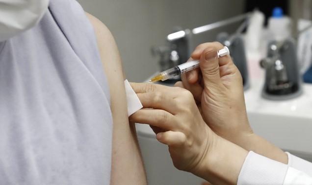 30세 이상 60세 미만 예비군과 민방위 대원, 국방·외교 관련자 등을 대상으로 얀센 백신 접종이 시작된 지난 6월 10일 서울 노원구 미즈아이프라자산부인과에서 한 시민이 백신 접종을 받고 있다.