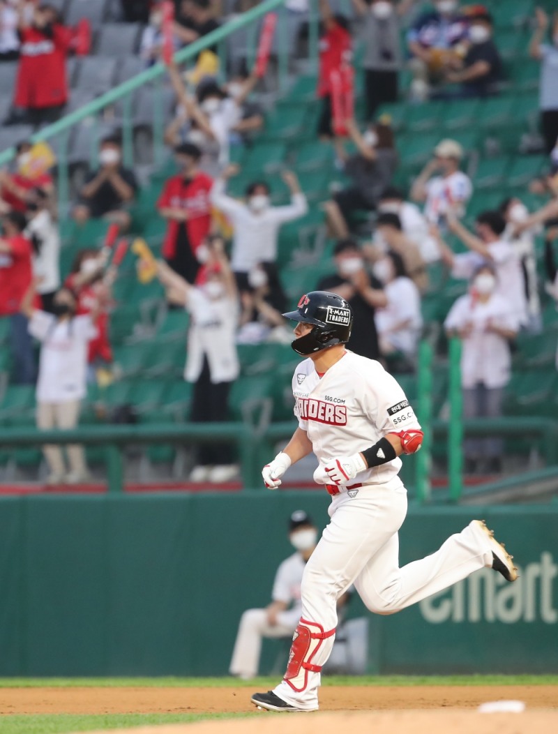 지난 29일 문학 삼성전에서 6년 연속 20홈런을 달성한 SSG 최정은 최다홈런 부문에서 이승엽에 99개차로 다가섰다.