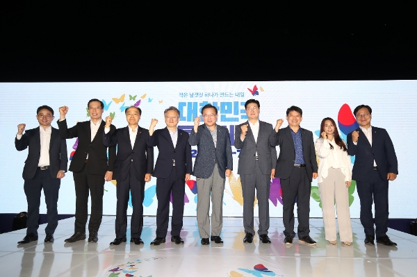 한샘 안흥국 사장(오른쪽 세번째)이 지난 24일 열린 대한민국 동행세일 개막식에 참석해 포즈를 취하고 있다. 사진=한샘