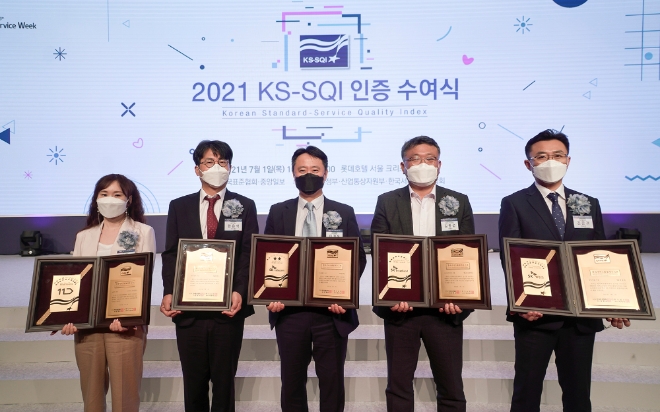 (왼쪽부터) 11번가 모선숙 고객중심경영담당, ADT 캡스 한은석 전략기획본부장, SKT 이기윤 고객가치혁신실장, SK브로드밴드 김동섭 고객가치혁신그룹장, SK텔링크 김문겸 경영지원본부장 / 사진 제공 = SK텔레콤