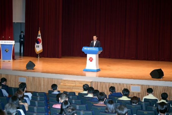 이용섭 광주광역시장이 1일 시청 대회의실에서 열린 7월 정례조회에서 지난 3년을 소회하고 직원들의 노고에 감사와 격려의 뜻을 전하고 있다./사진=광주시
