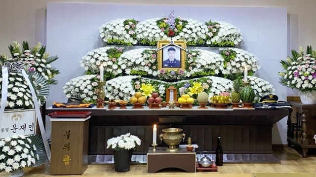 지난달 30일 울산 남구 울산영락원 장례식장에 고(故) 노명래 소방사의 빈소가 차려져 있다. 노 소방사는 전날 중구 성남동의 한 상가 건물 3층 화재현장에서 화상을 입고 치료를 받던 중 이날 새벽 순직했다. (사진=울산소방본부 제공)